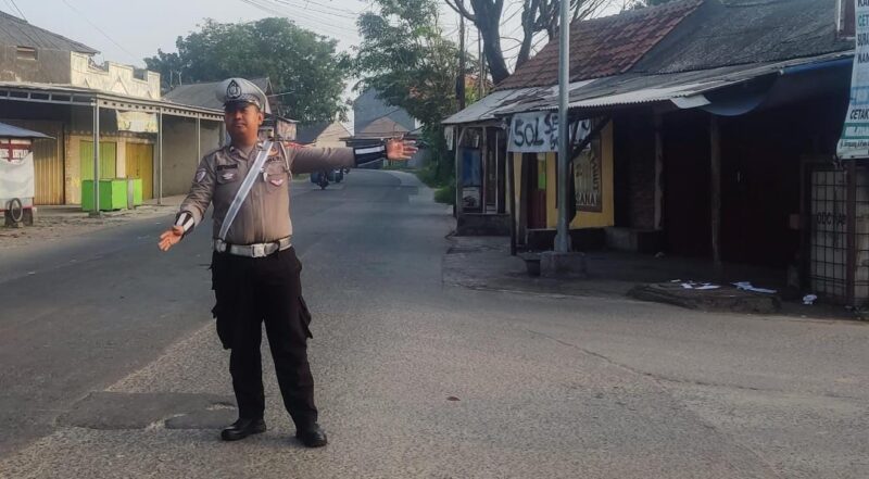 POLISI KRONJO GANGGANG KUAT POINT GATUR LALU LINTAS UNTUK MENCIPTAKAN KOTA DAN CARLANTAS TERPILIH DI WILAYAH TANGERANG –

