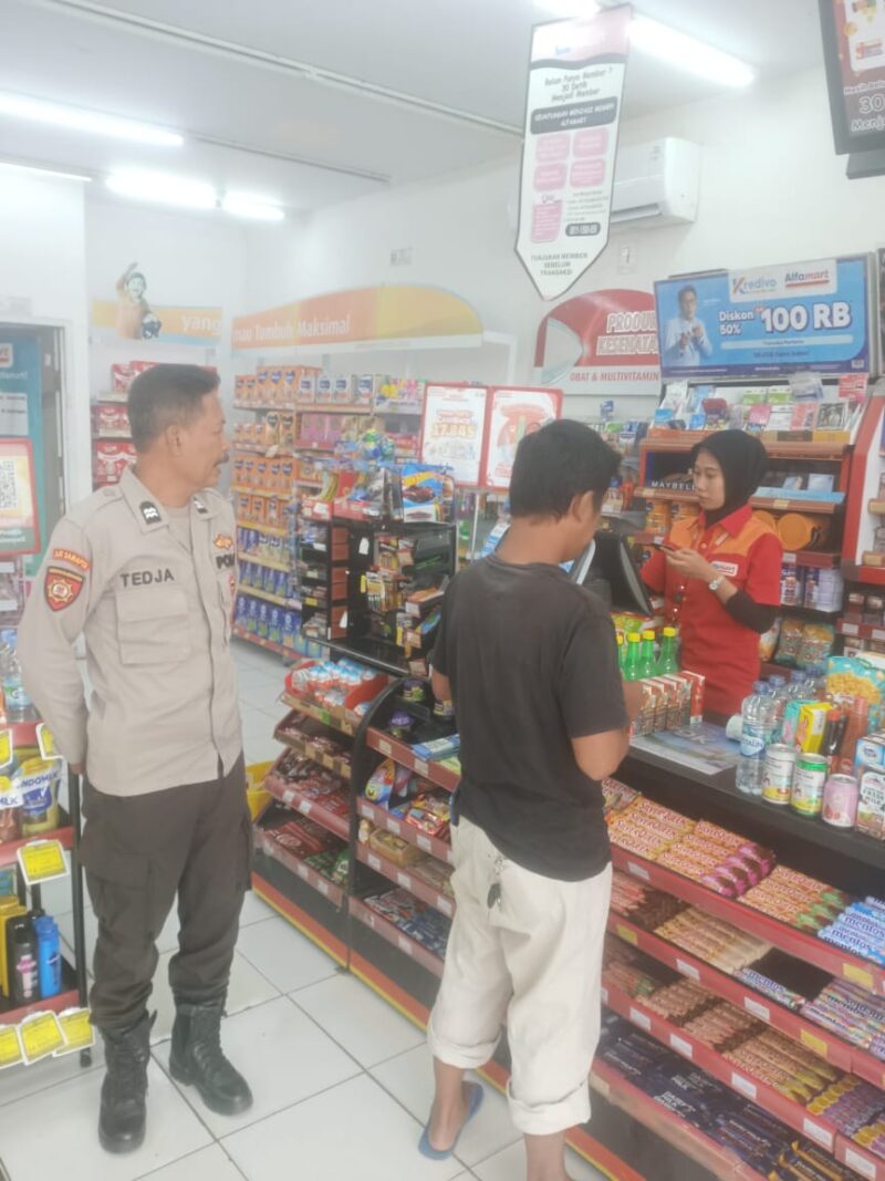 POLISI KRONJO LAKSANAKAN PATROL DIALOGIS UNTUK MENCIPTAKAN RASA KEAMANAN DI WILAYAH HUKUMNYA –

