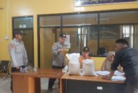 Petugas Piket Lakukan Patroli/Kunjungi Masyarakat di Desa Pegadingan Kecamatan Kramatwatu –

