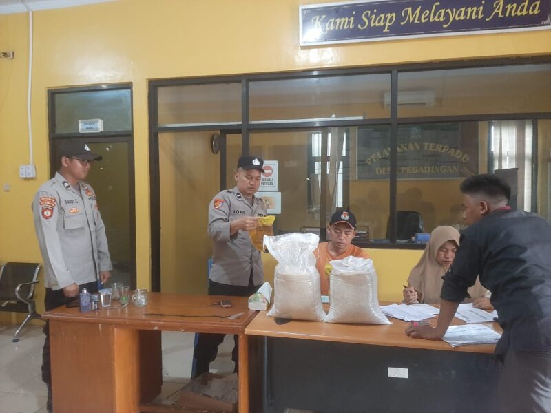 Petugas Piket Lakukan Patroli/Kunjungi Masyarakat di Desa Pegadingan Kecamatan Kramatwatu –

