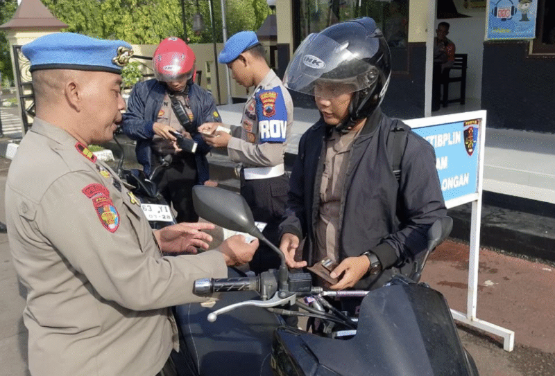 Polisi Diperiksa Polisi! Sipropam Polres Pekalongan menggeledah kendaraan anggotanya untuk menyukseskan Operasi Zebra Candi

