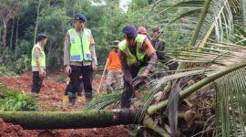 Polisi Lanjutkan Upaya Pencarian, Pemberian Pelayanan Medis dan Trauma Healing Bagi Korban Longsor Cibeunying –

