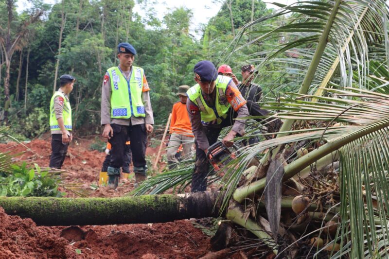 Polisi Lanjutkan Upaya Pencarian, Pemberian Pelayanan Medis dan Trauma Healing Bagi Korban Longsor Cibeunying –

