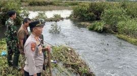 Polsek Sragi Bergerak Cepat Periksa Lokasi Tanggul Jebol di Kelurahan Depok

