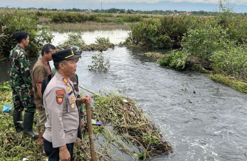 Polsek Sragi Bergerak Cepat Periksa Lokasi Tanggul Jebol di Kelurahan Depok

