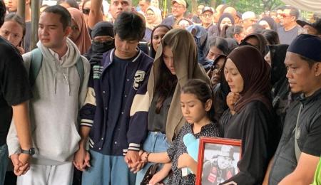 Saat menguburkan suaminya, Richa Novisha memeluk erat foto Gary Iskak

