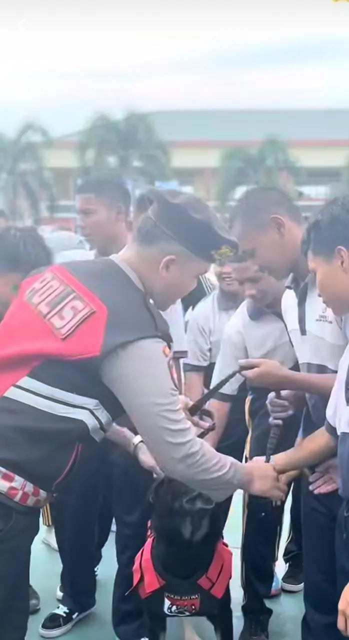 Satgas Polsek Babel Kunjungi SMA 4 Pangkalpinang, Kenalkan Tugas Polisi K9

