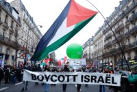 Demonstran di Athena saat mereka menuju kedutaan Israel selama demonstrasi solidaritas dengan Palestina (Prancis)