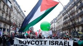 Demonstran di Athena saat mereka menuju kedutaan Israel selama demonstrasi solidaritas dengan Palestina (Prancis)