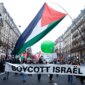 Demonstran di Athena saat mereka menuju kedutaan Israel selama demonstrasi solidaritas dengan Palestina (Prancis)