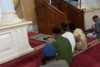 Sholat Subuh Bersama Warga, Personil Polsek Pulomerak Taat –

