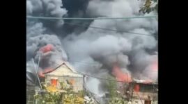 Tawuran Pemuda Pecah di Makassar, 7 Rumah Hancur Terbakar

