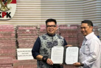 Terungkap! Uang Rp 300 Miliar yang ditampilkan KPK pada konferensi pers ternyata hasil pinjaman bank: Dipinjam pagi, sore dikembalikan

