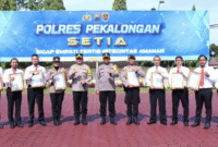 Tingkatkan Kepercayaan Masyarakat, Kapolres Pekalongan Berikan Reward kepada 10 Anggota Berprestasi

