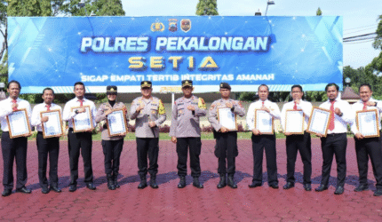Tingkatkan Kepercayaan Masyarakat, Kapolres Pekalongan Berikan Reward kepada 10 Anggota Berprestasi