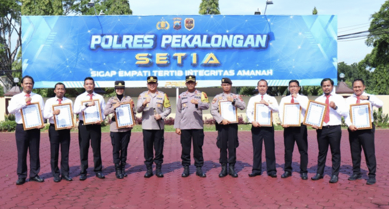 Tingkatkan Kepercayaan Masyarakat, Kapolres Pekalongan Berikan Reward kepada 10 Anggota Berprestasi

