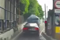 Viral Mobil Mewah Terobos Gerbang Tol, Polisi: Pengemudinya Gangguan Jiwa