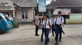 Wujud Nyata Pelayanan Prima, Anggota Polsek Cimarga Polres Lebak Lintas Siswa SMPN 1 Cimarga –


