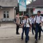 Wujud Nyata Pelayanan Prima, Anggota Polsek Cimarga Polres Lebak Lintas Siswa SMPN 1 Cimarga –

