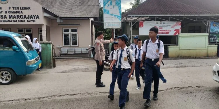 Wujud Nyata Pelayanan Prima, Anggota Polsek Cimarga Polres Lebak Lintas Siswa SMPN 1 Cimarga –

