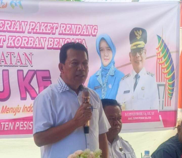 Sekdakab Pesisir Selatan Zainal Arifin saat  memberikan sambutan dalam acara peringatan Hari Ibu ke-97 di Kecamatan IV Nagari Bayang Utara