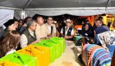 Andre Rosiade Temani Ahmad Muzani Kunjungi Korban Banjir Bandang di Padang