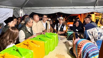 Andre Rosiade Temani Ahmad Muzani Kunjungi Korban Banjir Bandang di Padang

