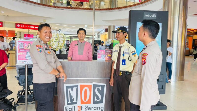 Anggota Polsek Cipocok Jaya Jaga Piket Polsek Serkot Saat Patroli Dialog di Mall Pusat Perbelanjaan Serang –

