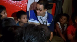 Anies Cerita ke Anak Korban Banjir di Aceh, Tenda Pengungsi Jebol

