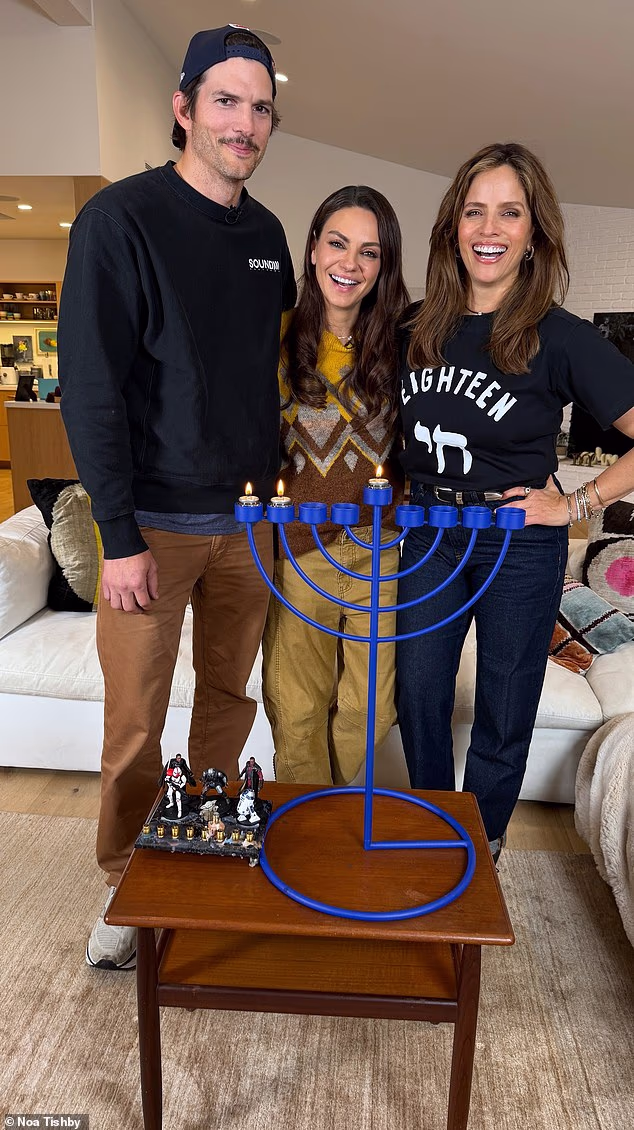 Ashton Kutcher mengungkapkan mengapa dia pindah agama ke Yudaisme bersama istrinya Mila Kunis di Hanukkah...setelah serangan antisemit yang mematikan di Pantai Bondi

