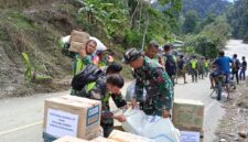 Babinsa Lintas Medan Berat untuk Salurkan Bantuan ke Desa Terpencil di Ketambe, Aceh Tenggara