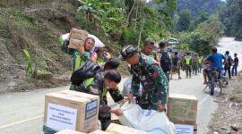 Babinsa Lintas Medan Berat untuk Salurkan Bantuan ke Desa Terpencil di Ketambe, Aceh Tenggara

