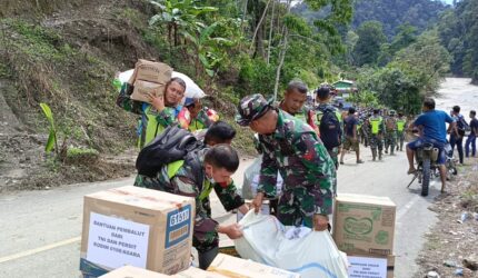 Babinsa Lintas Medan Berat untuk Salurkan Bantuan ke Desa Terpencil di Ketambe, Aceh Tenggara