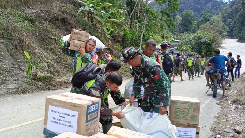 Babinsa Lintas Medan Berat untuk Salurkan Bantuan ke Desa Terpencil di Ketambe, Aceh Tenggara


