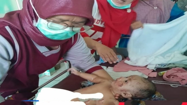 Bayi berusia 3 bulan selamat dari banjir bandang di Sumbar, tersangkut di pohon

