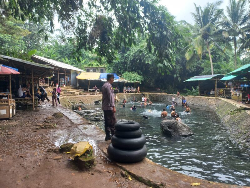 Bhabinkamtibmas Polsek Ciomas Polresta Serkot Patroli Tempat Wisata – Banten Tribrata News

