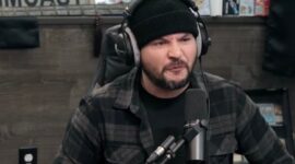 
<p>Podcaster Tim Pool di Timcast. / YouTube
