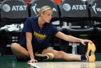 
<p>SEATTLE, WASHINGTON – 03 AGUSTUS: Sophie Cunningham #8 dari Indiana Fever melakukan peregangan sebelum pertandingan melawan Seattle Storm di Climate Pledge Arena pada 03 Agustus 2025 di Seattle, Washington. (Foto oleh Soobum Im/Getty Images)Soobum Im&sol;Getty Images
