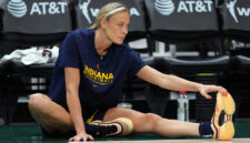 
<p>SEATTLE, WASHINGTON – 03 AGUSTUS: Sophie Cunningham #8 dari Indiana Fever melakukan peregangan sebelum pertandingan melawan Seattle Storm di Climate Pledge Arena pada 03 Agustus 2025 di Seattle, Washington. (Foto oleh Soobum Im/Getty Images)Soobum Im&sol;Getty Images
