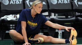 
<p>SEATTLE, WASHINGTON – 03 AGUSTUS: Sophie Cunningham #8 dari Indiana Fever melakukan peregangan sebelum pertandingan melawan Seattle Storm di Climate Pledge Arena pada 03 Agustus 2025 di Seattle, Washington. (Foto oleh Soobum Im/Getty Images)Soobum Im&sol;Getty Images

