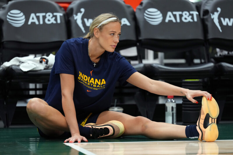 
<p>SEATTLE, WASHINGTON – 03 AGUSTUS: Sophie Cunningham #8 dari Indiana Fever melakukan peregangan sebelum pertandingan melawan Seattle Storm di Climate Pledge Arena pada 03 Agustus 2025 di Seattle, Washington. (Foto oleh Soobum Im/Getty Images)Soobum Im&sol;Getty Images
