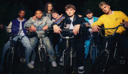 Boyband baru EMI/Simon Cowell 10 Desember berbagi sampul NSYNC, media sosial melonjak setelah debut Netflix