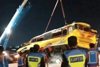 Bus Trans Light Mundur di Exit Tol Krapyak, 15 Tewas

