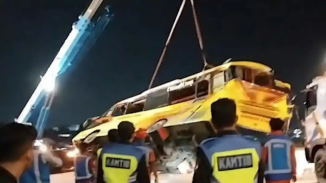 Bus Trans Light Mundur di Exit Tol Krapyak, 15 Tewas

