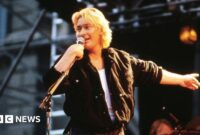 Chris Rea: Penyanyi Driving Home For Christmas meninggal pada usia 74 tahun

