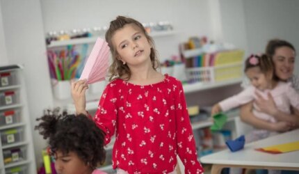 Anak Sekolah Panas Mengipasi Siswa Panas