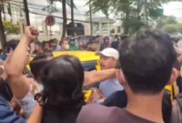 Demonstrasi di Gowa ricuh, massa bentrok dengan pengendara dan petugas