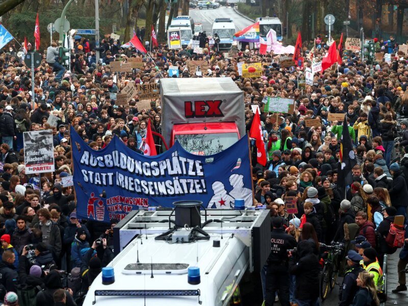 Demonstrasi mahasiswa di Jerman memprotes berita undang-undang wajib militer

