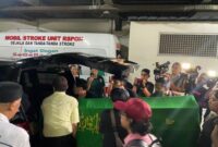 Detik-detik Jenazah Epy Kusnandar Dibawa ke Rumah Duka, Istrinya Hampir Pingsan

