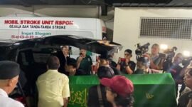 Detik-detik Jenazah Epy Kusnandar Dibawa ke Rumah Duka, Istrinya Hampir Pingsan

